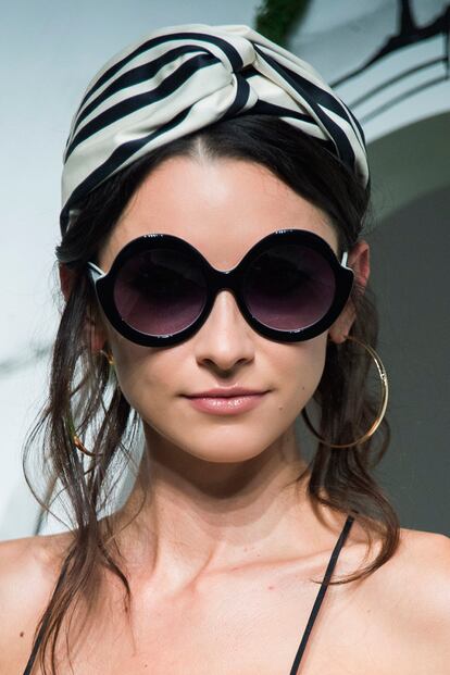 Alice and Olivia propone el perfecto look de playa para protegerse con estilo: Gafas de sol redondas con la estrella del verano en cuanto a accesorios del pelo se refiere: las diademas turbante.