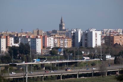 La SE-30 y uno de los tramos en funcionamiento de la SE-40, en Sevilla.