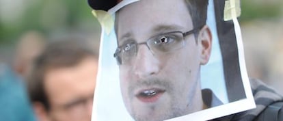 Un simpatizante del exempleado de la CIA Edward Snowden luce una careta con el rostro del exagente durante una manifestaci&oacute;n en Berl&iacute;n, Alemania a principios de julio. 
