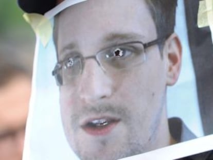 Un simpatizante del exempleado de la CIA Edward Snowden luce una careta con el rostro del exagente durante una manifestación en Berlín, Alemania a principios de julio.