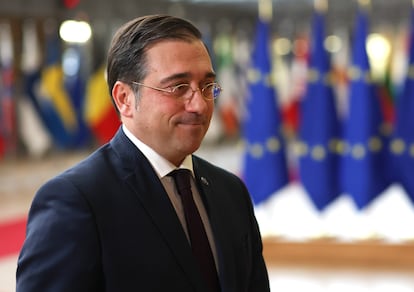 El ministro de Exteriores español, José Manuel Albares, en el Consejo Europeo, este lunes.