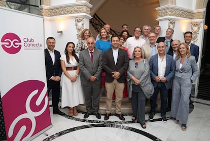 Erwan de la Villéon, CEO de Puy du Fou España, con miembros del Club Conecta.