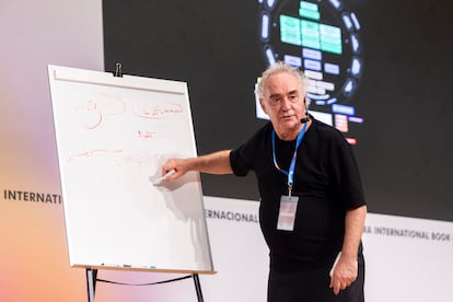 Ferrán Adriá durante la conferencia 'Revolución Culinaria: Ciencia e Innovación'.