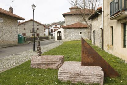 Monumento en Akorda en honor de Juan Tellechea, único superviviente vivo de la batalla del Cabo Matxitxako.