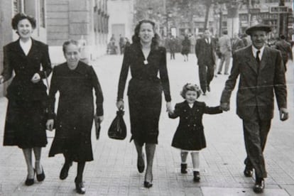 La familia Gibernet Pahisa (Rosa y Julià, con la niña) caminando por la Plaza Cataluña, en una foto sin fecha.