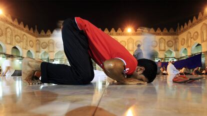 Un joven musulman realiza el rezo de <i>Las Tarawish</i> en la mezquita de Al Azhar, en El Cairo, Egipto. <i>Las Tarawish</i> son oraciones propias del mes de ramadán.