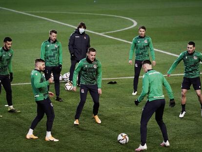 Los jugadores de la Real Sociedad durante el entrenamiento del equipo este martes en Córdoba en la previa del partido ante el Barcelona.