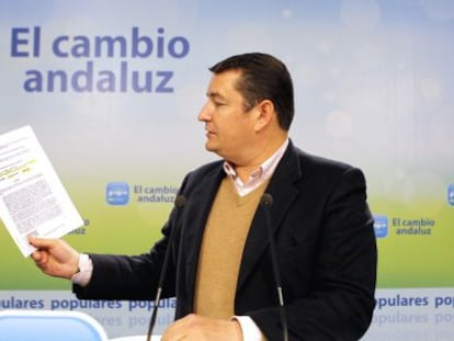 El secretario general del PP andaluz, Antonio Sanz, muestra un informe sobre las comisiones de los ERE.