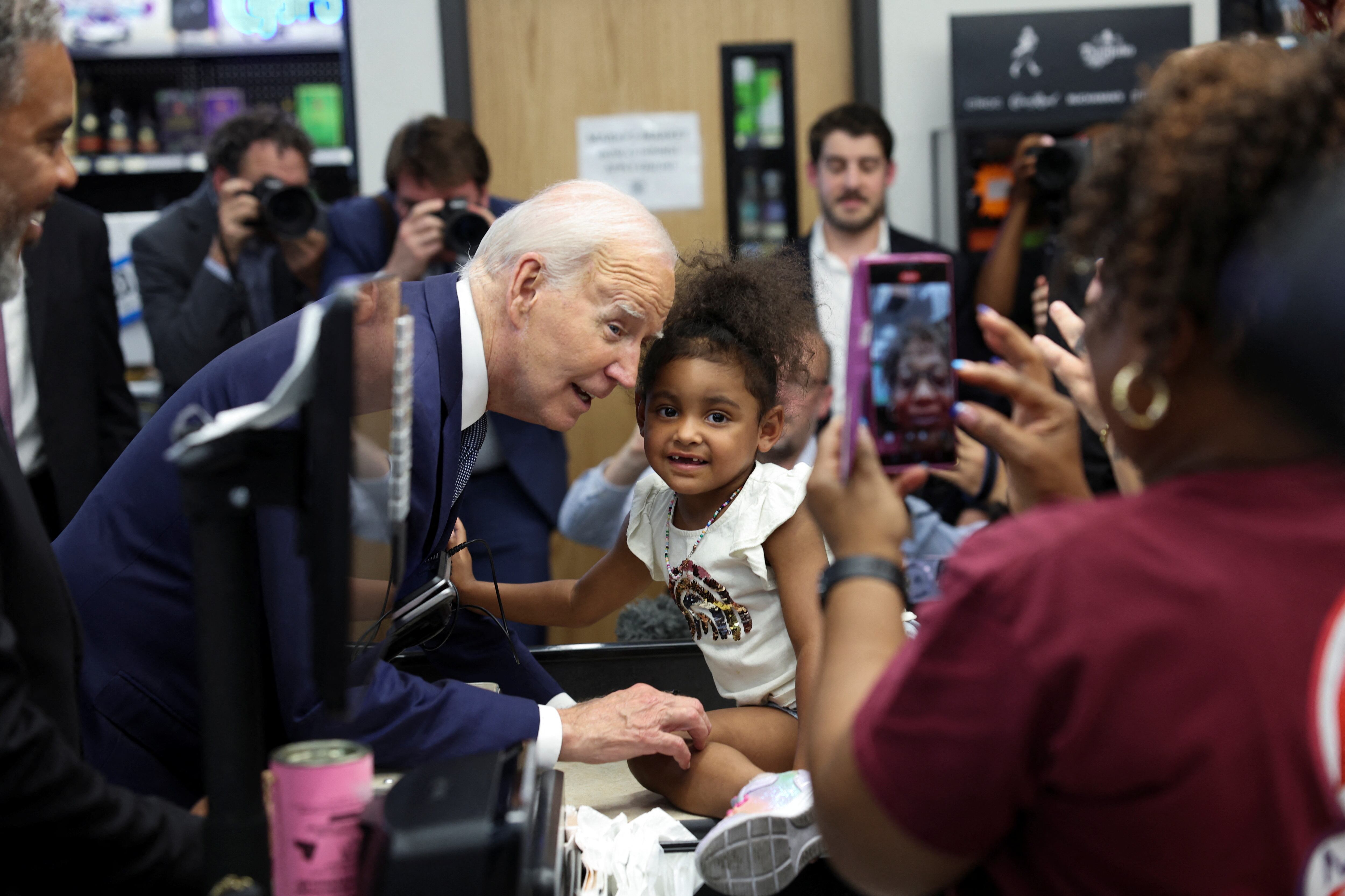 El Partido Demócrata mantiene el plan de nominar por adelantado a Biden como candidato pese a las protestas internas 