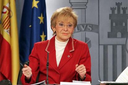 La vicepresidenta primera, María Teresa Fernández de la Vega, en la rueda de prensa en La Moncloa.