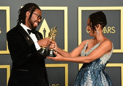 El director, Matthew A. Cherry, y la productora, Karen Rupert Toliver, del cortometraje 'Hair Love' son fotografiados con su Oscar.