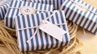 Varios regalos con envoltorio de rayas.