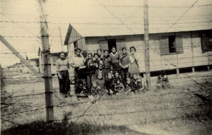 Prisioneros en el campo de Montreuil-Bellay en 1944. La imagen pertenece a la colecci&oacute;n de Jacques Sigot, publicada en la web de Kkris Mirror.