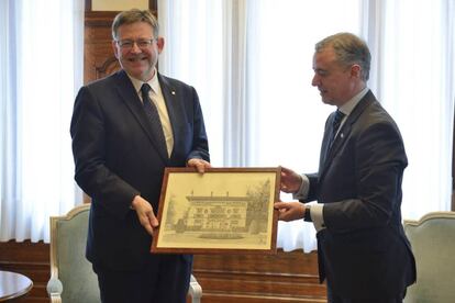 Urkullu entrega una imagen del palacio de Ajuria Enea al presidente del Gobierno valenciano, Ximo Puig.