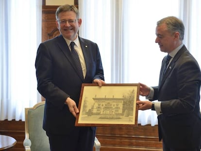 Urkullu entrega una imagen del palacio de Ajuria Enea al presidente del Gobierno valenciano, Ximo Puig.