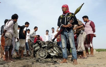 Restos de un coche bomba en la ciudad de Aden, en Yemen.