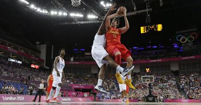 Marc Gasol intenta encestar mientras que el francés Kevin Seraphin trata de taponarle desde el aire.