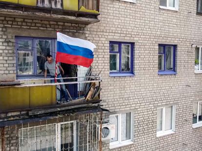 Un vecino de Lisichansk ondea la bandera de Rusia en su balcón.
