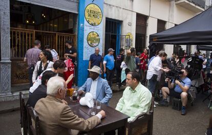 El equipo de 'House of Lies' en La Bodeguita del Medio, un establecimiento típico de La Habana.