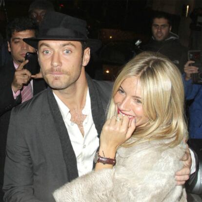 Sienna Miller y Jude Law, en Londres.