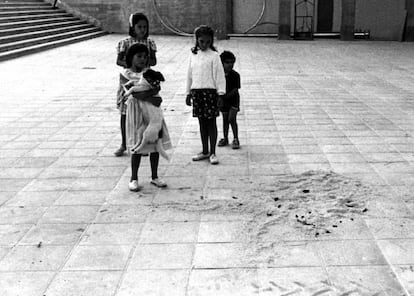 Unos niños miran el lugar donde la exetarra María Dolores González Catarain, alias 'Yoyes', fue asesinada unas horas antes en su pueblo de Villafranca de Ordizia (Gipuzkoa), el 10 de septiembre de 1986. Yoyes, conocida por haber sido la primera mujer dirigente de ETA, fue asesinada por sus excompañeros acusada de traición.