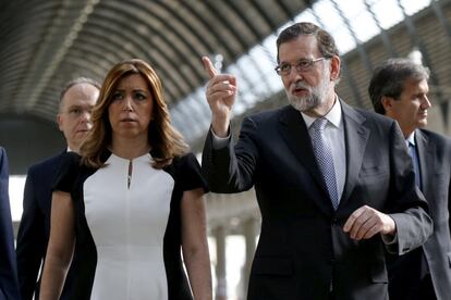 El presidente del Gobierno Mariano Rajoy es acompañado por Susana Díaz en la estación de Santa Justa de Sevilla.