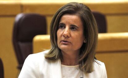 La ministra de Empleo, Fátima Báñez, durante el pleno en el Senado