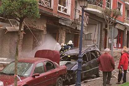 Los bomberos intervienen en el inmueble afectado por la explosión de la bomba, el número 11 de la Avenida Peñote de Portugalete.