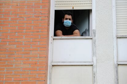 Emilio Jiménez, uno de las personas confinadas por completo en Santoña, asomado en su ventana
