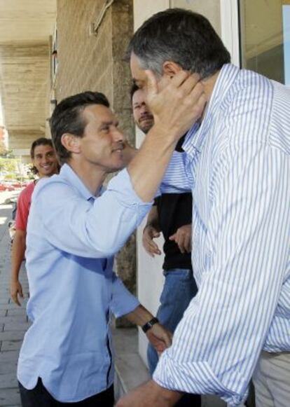 El exentrenador del Racing de Santander Juan Carlos Unzué (izquierda) a su llegada a la rueda de prensa.