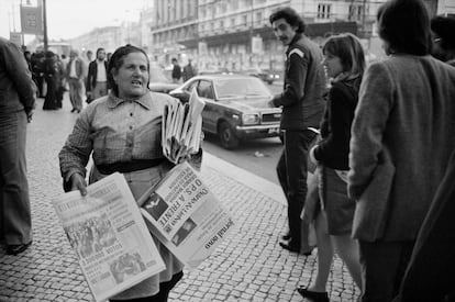 Una mujer vende periódicos frente a la estación de Rossio, en Lisboa, con los resultados de las elecciones a la Asamblea Constituyente, el 26 de abril de 1975.