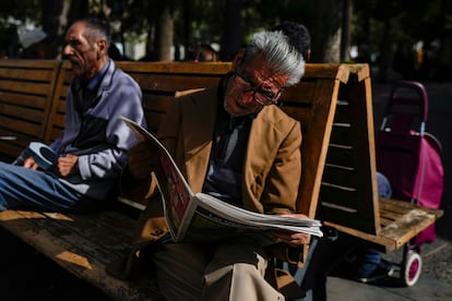 Un hombre lee el periódico en la Plaza de Armas en Santiago, en abril de 2023.
