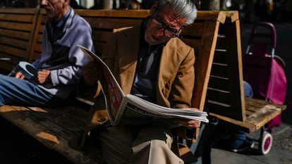Un hombre lee el periódico en la Plaza de Armas en Santiago, en abril de 2023.