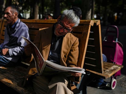 Un hombre lee el periódico en la Plaza de Armas en Santiago, en abril de 2023.