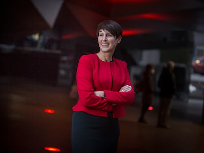 Becky Francis, directora ejecutiva de la fundación británica Educación Endowment Foundation (EEF), en el exterior de Caixaforum Madrid.