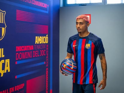 El futbolista mexicano Julián Araujo, durante su presentación con el FC Barcelona, este viernes.