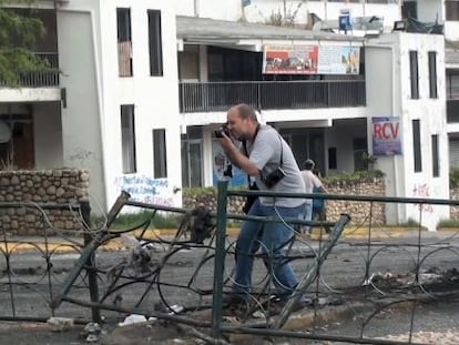 El fotoperiodista &Aacute;lvaro Ybarra, en el documental &#039;No me llames fot&oacute;grafo de guerra&#039;.