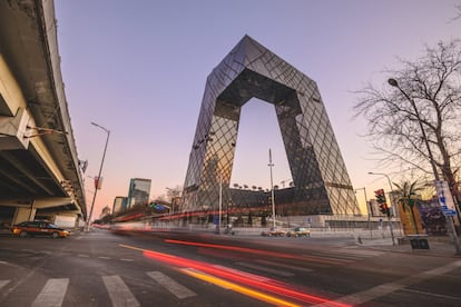 La Sede de la Televisión Central China estuvo diseñada por el arquitecto holandés Rem Koolhaas y el alemán Ole Scheeren, del estudio Office for Metropolitan Architecture, con sede en Rotterdam. Contó con un presupuesto de 5.000 millones de yuanes (480 millones de euros) y se inauguró en 2008. Mide 230 metros.