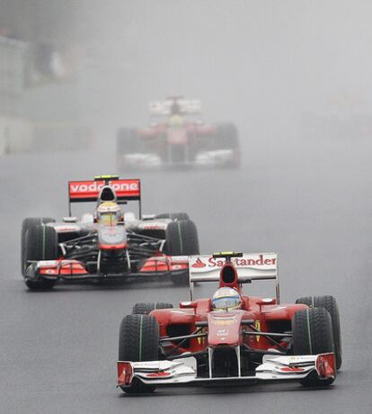 Fernando Alonso, al frente de la carrera de Yeongam, ante Hamilton y Massa, que fueron segundo y tercero.
