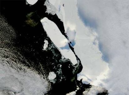 Un iceberg se desgaja de la Antártida en una imagen de archivo