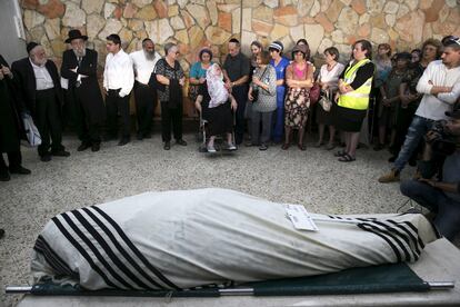 Iza (c), madre de Alon Gobberberg, de 51 años, quien murió en el ataque de un autobús, llora durante su funeral en la ciudad de Jerusalén (Israel).