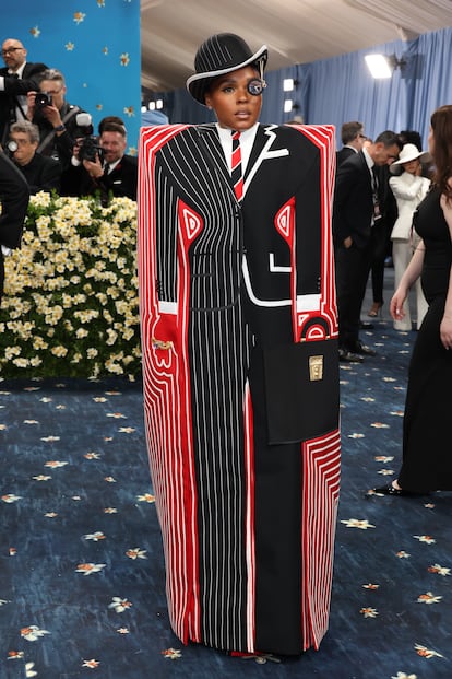 Şarkıcı ve oyuncu Janelle Monaé kırmızı halıda eğlendi. Ona muhteşem bir geniş omuz ve Thom Browne geometrik baskısı ile geldi, daha sonra yapılandırılmamış kırmızı, siyah ve beyaz bir takım elbise bırakmak için çıkarıldı.