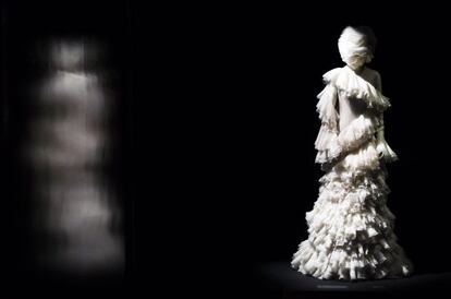 Vestido diseñado por Alexander McQueen que forma parte de 'Belleza Salvaje'.