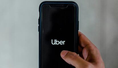 Logotipo de Uber en la pantalla de un móvil