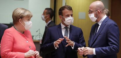 La canciller alemana, Angela Merkel, el presidente francés, Emmanuel Macron, y el presidente del Consejo Europeo, Charles Michel, antes del comienzo de la Cumbre de la UE que se celebra en Bruselas.