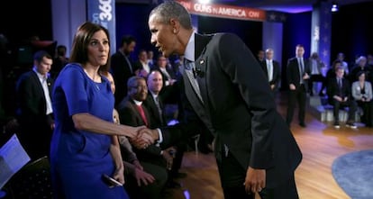 El presidente Obama saluda a Taya Kyle, viuda del francotirador asesinado Chris Kyle, sobre quien se basó la película 'American Sniper'.