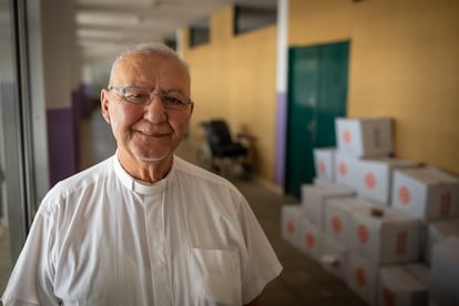 El cura Nayib El Amil, en el colegio de Rmeish reconvertido en centro médico.