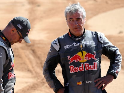 Stéphane Peterhansel y Carlos Sainz tras el accidente que sufrieron ambos este viernes durante la sexta etapa del Rally Dakar.