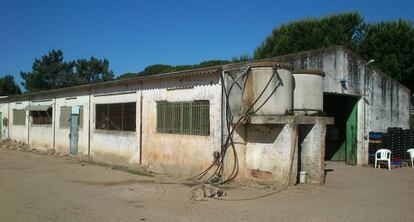 Exterior de la nave donde vivían los 16 empleados, en Redondela (Huelva).