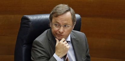 El consejero de Hacienda, Juan Carlos Moragues, en el pleno de las Cortes.
